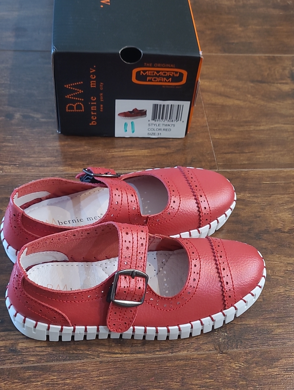 Bernie Mev Girls Red Leather Mary Jane with Memory Foam Size 13/31 Holiday - Picture 2 of 8